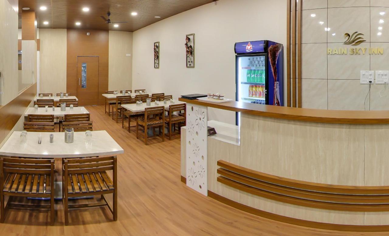 Hotel Rain Sky Inn Lonavala Buitenkant foto