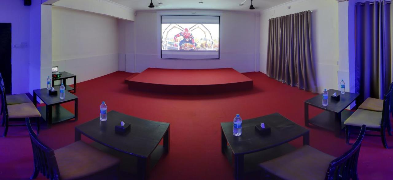 Hotel Rain Sky Inn Lonavala Buitenkant foto