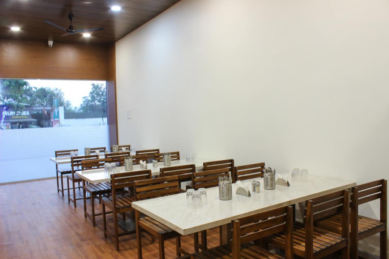 Hotel Rain Sky Inn Lonavala Buitenkant foto